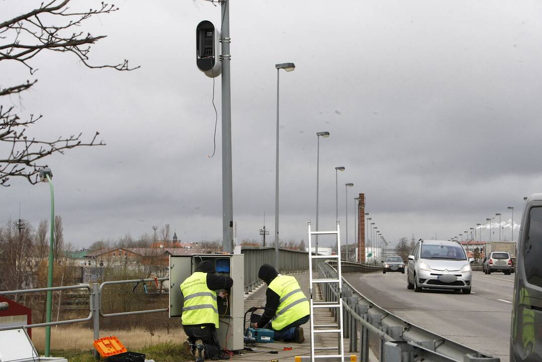 Perkėlė: Mokyklos gatve vairuotojai turėtų važiuoti atidžiau, čia greičio riba – 50 km/val., o mašinas stebi matuoklis.