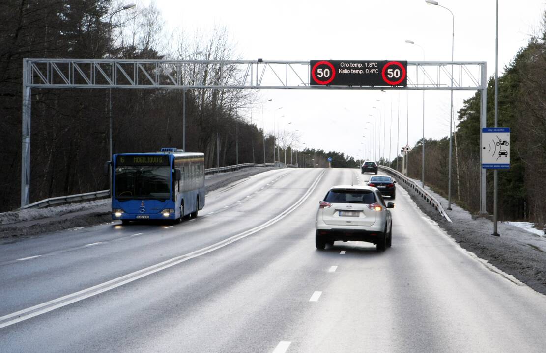 Skelbs: informacinė švieslentė P.Lideikio gatvėje praneš vairuotojams, kokiu greičiu važiuoti per viaduką, tačiau visoje gatvėje vėl bus leidžiamas 70 km/val. greitis.