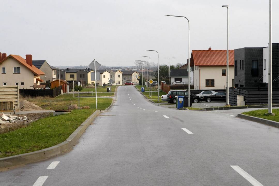 Problema: šiaurinėje miesto dalyje esančioje Vėjo gatvėje nėra šaligatvių, todėl nenuostabu, kad gyventojai baiminasi dėl savo ir vaikų saugumo.