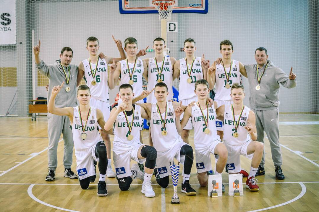 Lietuvos penkiolikmečių rinktinė triumfavo metais vyresnių krepšininkų turnyre