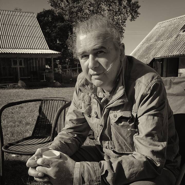 Portretas: lemtingiems kūrybiniams pasirinkimams V.Ambrazas ryžosi po susitikimo su savitais fotomenininkais. Vienas jų – A.Kulikauskas įamžino ir patį V.Ambrazą.