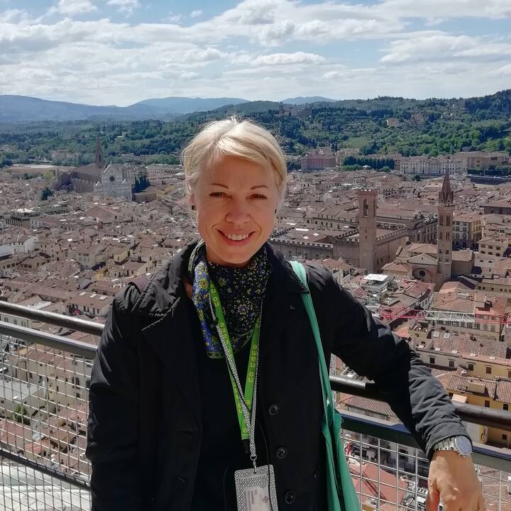 „Pontė Vekijo – seniausias Europoje akmeninis uždarųjų skliautų segmentinis arkinis tiltas, esantis Florencijoje“, – aiškina prie jo pozuojanti gidė.