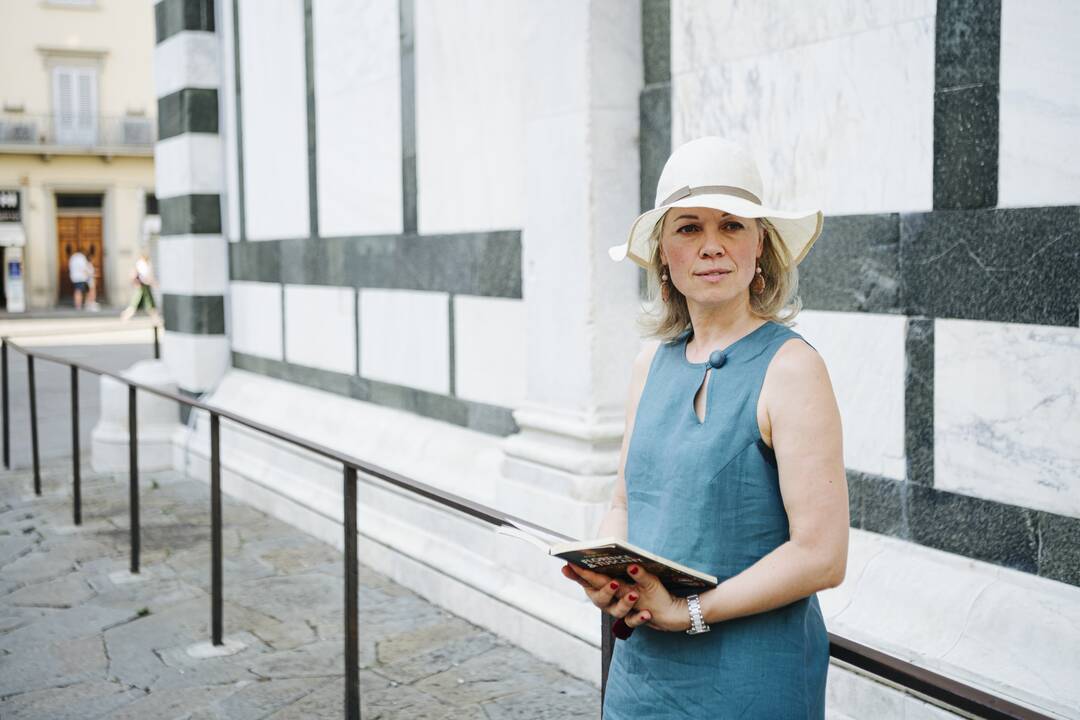 „Pontė Vekijo – seniausias Europoje akmeninis uždarųjų skliautų segmentinis arkinis tiltas, esantis Florencijoje“, – aiškina prie jo pozuojanti gidė.