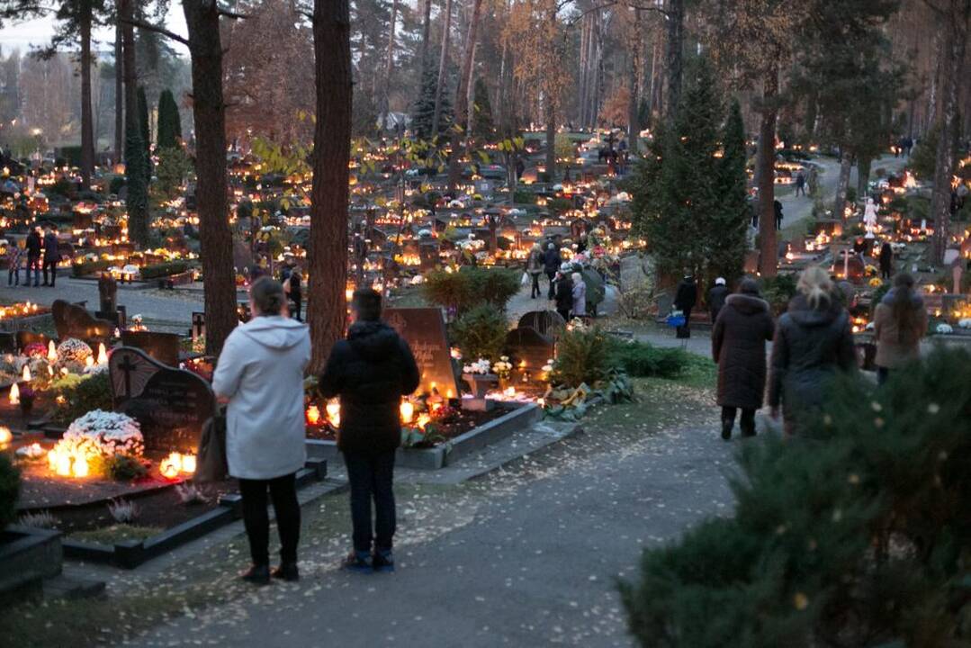 Artėjant Vėlinėms, žmonės lanko kapines: vieni nori išvengti spūsčių, kiti – koronaviruso