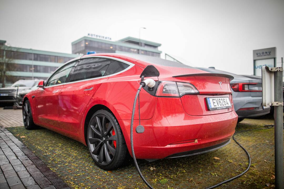 Lietuvos kelių policijos tarnybai perduotas „Tesla“ automobilis 