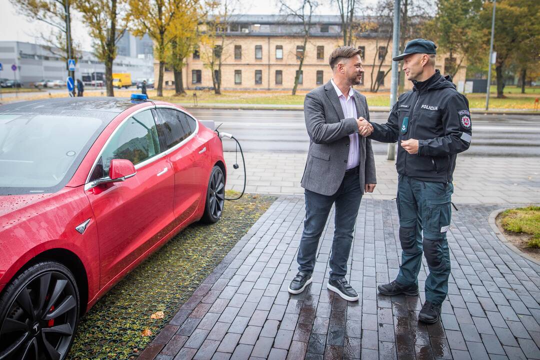 Lietuvos kelių policijos tarnybai perduotas „Tesla“ automobilis 