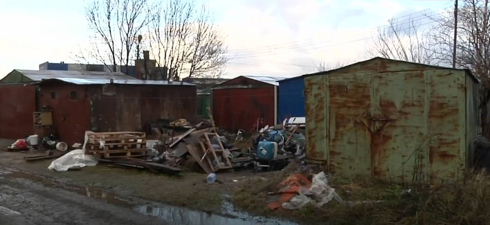 Į teismą atvežta 34-erių moteris, garažų masyve pagimdžiusi ir mirčiai palikusi kūdikį.