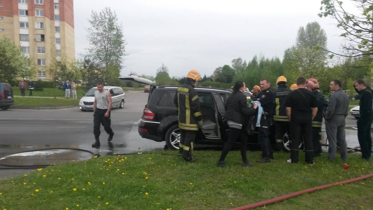 Šilainiuose savininkų akyse užsidegė mersedesas