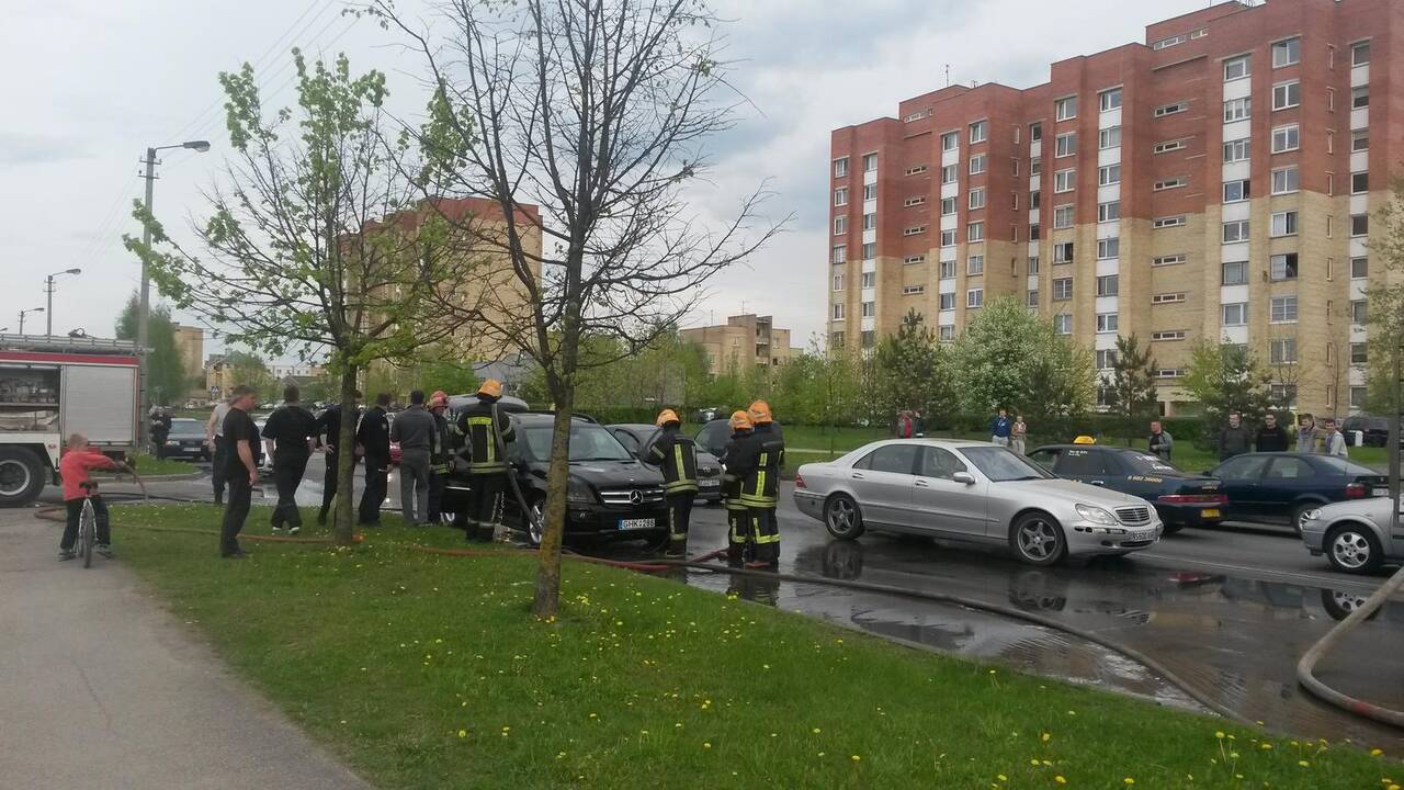 Šilainiuose savininkų akyse užsidegė mersedesas
