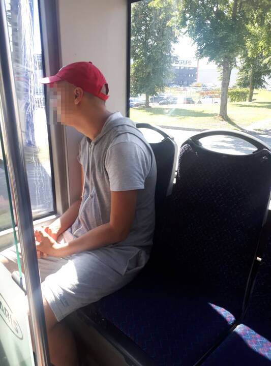 Neįgalus kaunietės vaikas miesto viešajame transporte