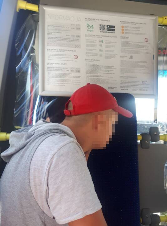 Neįgalus kaunietės vaikas miesto viešajame transporte