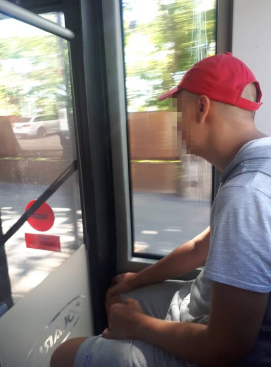 Neįgalus kaunietės vaikas miesto viešajame transporte