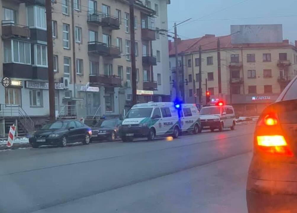 Prie „aklųjų“ sankryžos – pareigūnų apgultis: iš parduotuvės pagrobtas alus ir kasos aparatas