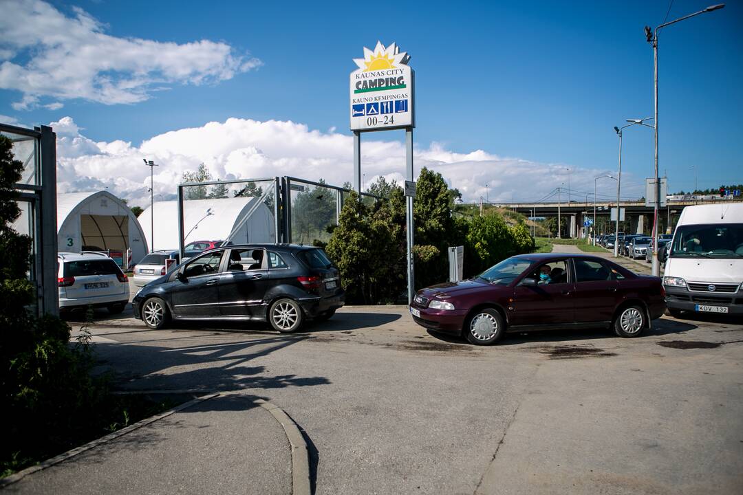 Prie mobilaus patikros punkto Kaune – milžiniška automobilių eilė