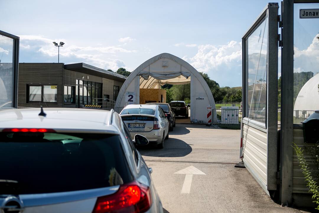 Prie mobilaus patikros punkto Kaune – milžiniška automobilių eilė