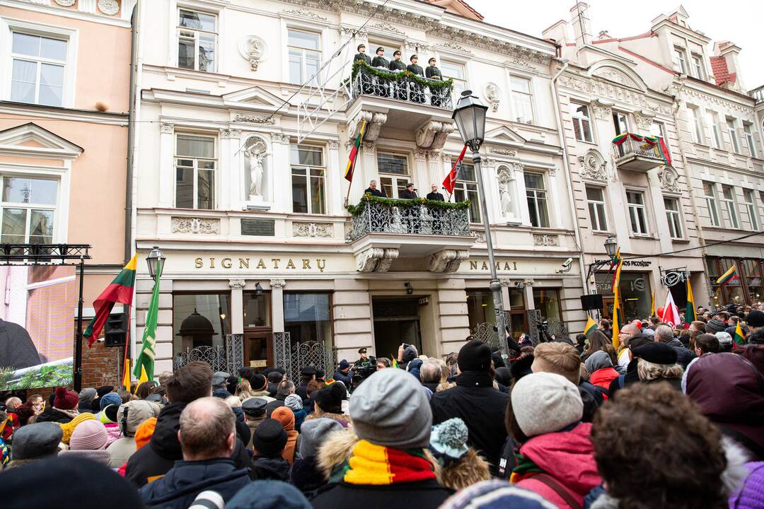Vasario 16-osios minėjimas prie Lietuvos nepriklausomybės signatarų namų