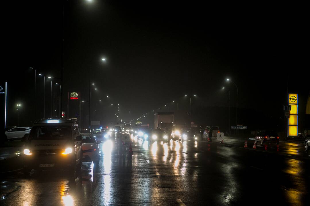 Vakare policijos patikros punktai Kaune dirba pilnu tempu