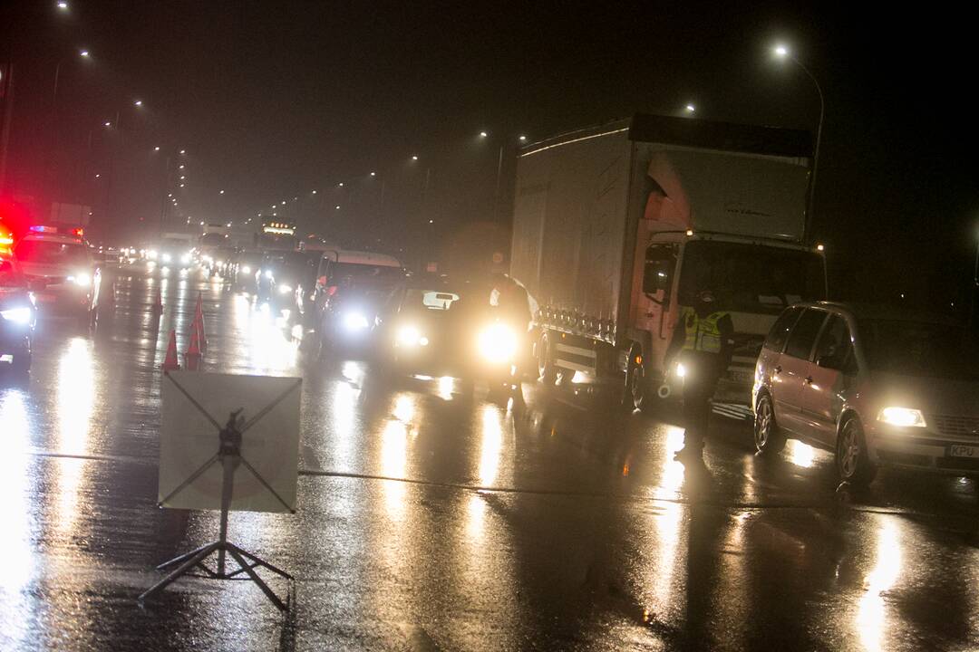 Vakare policijos patikros punktai Kaune dirba pilnu tempu