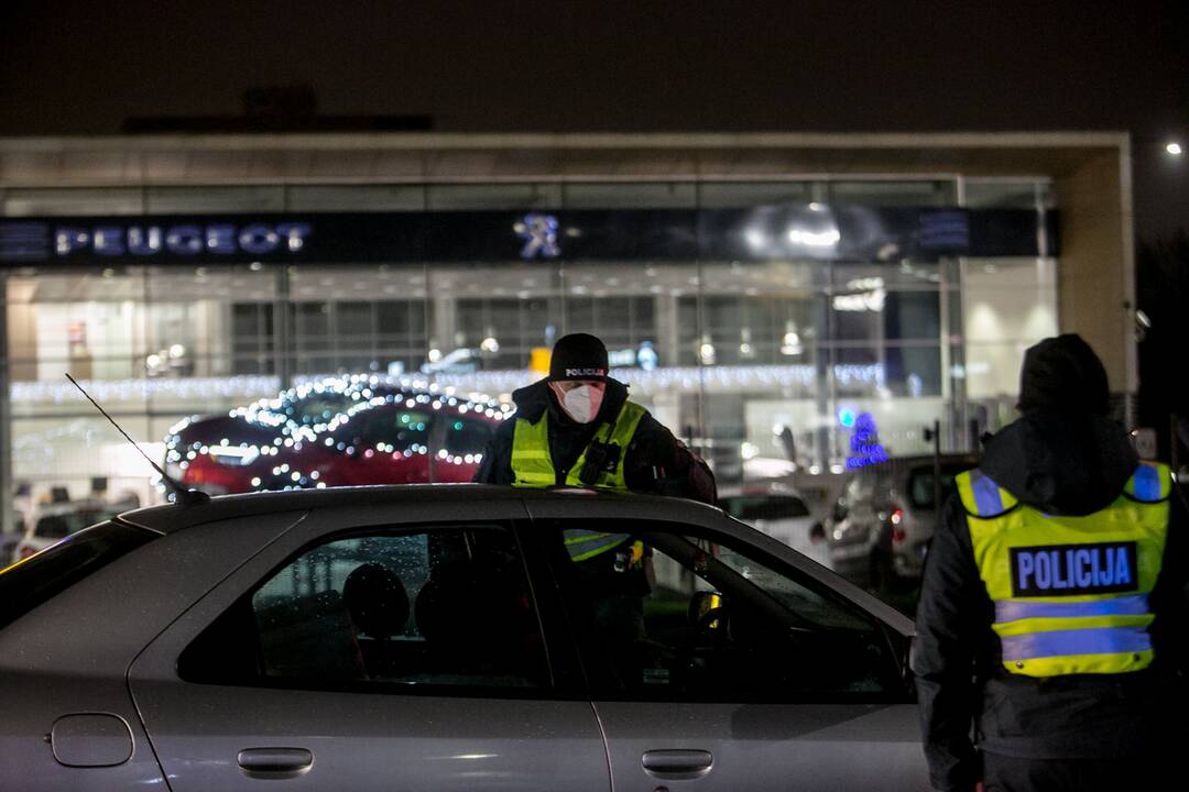 Vakare policijos patikros punktai Kaune dirba pilnu tempu