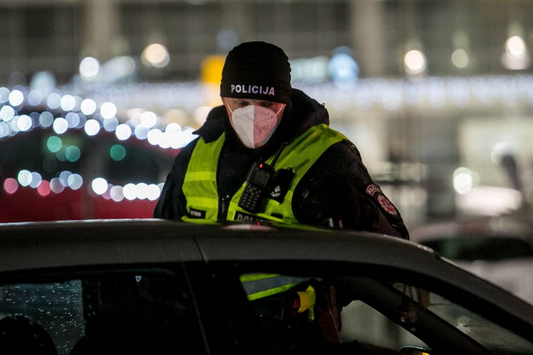 Vakare policijos patikros punktai Kaune dirba pilnu tempu
