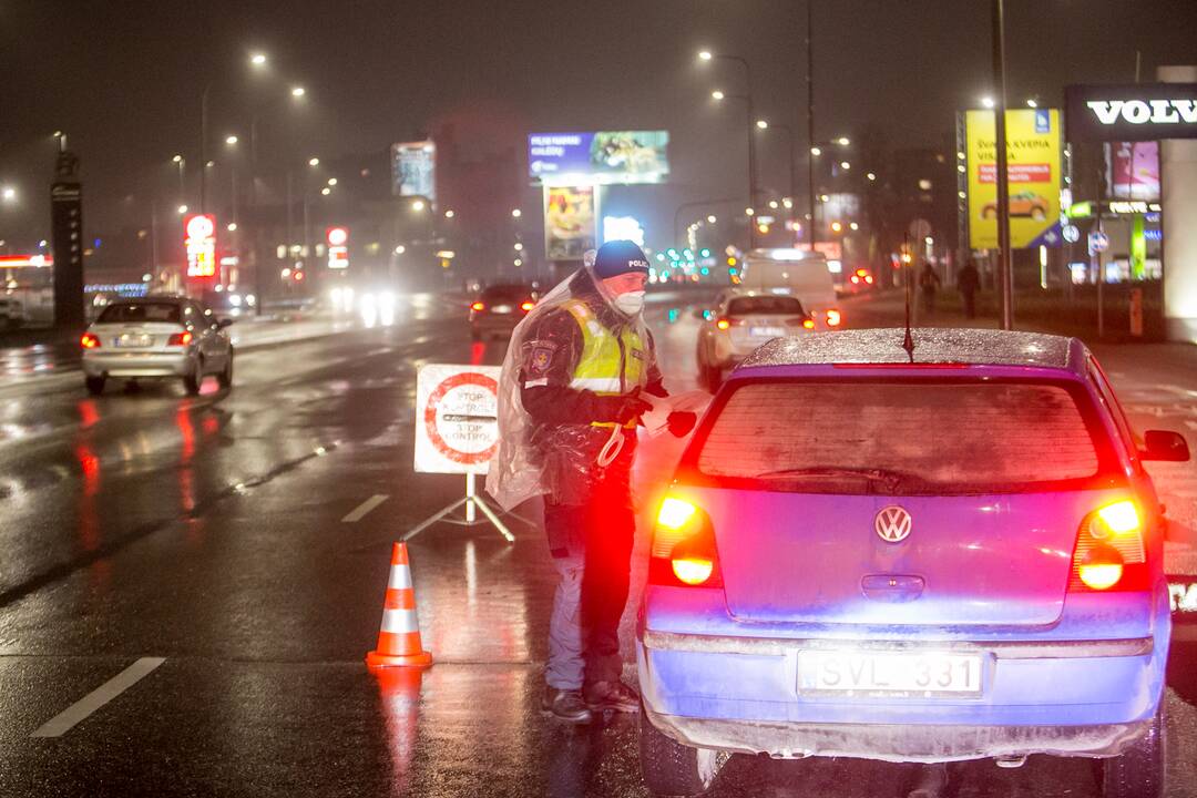Vakare policijos patikros punktai Kaune dirba pilnu tempu
