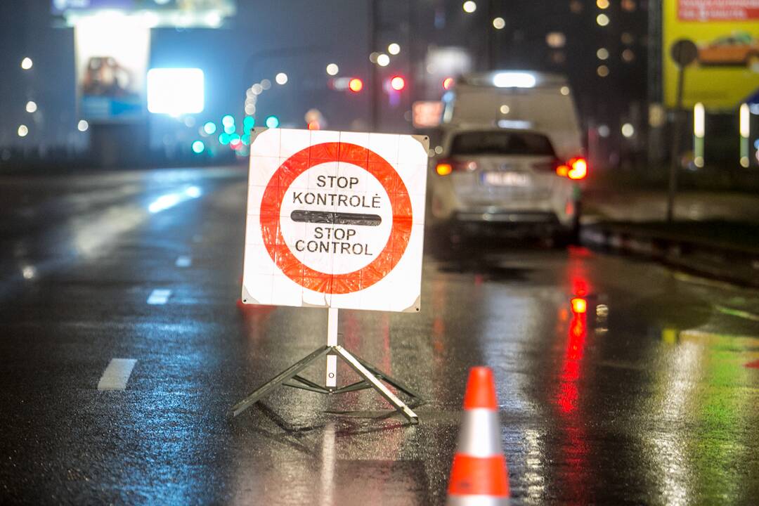 Vakare policijos patikros punktai Kaune dirba pilnu tempu