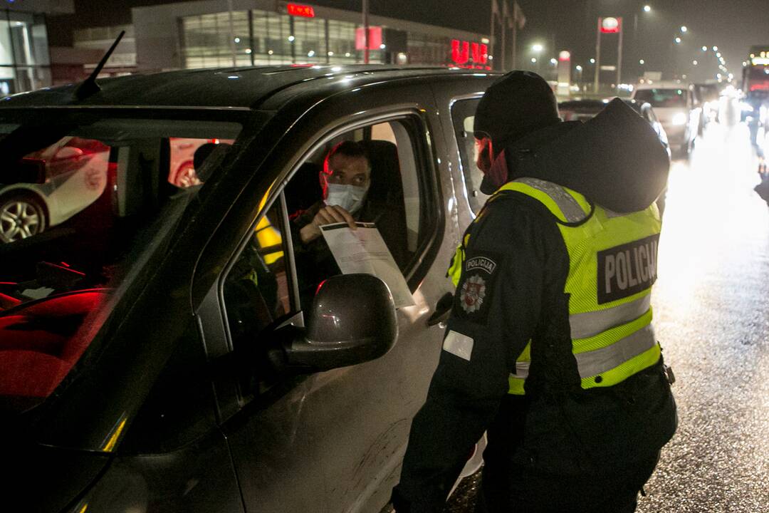 Vakare policijos patikros punktai Kaune dirba pilnu tempu