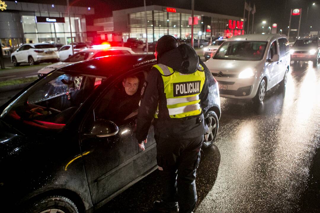 Vakare policijos patikros punktai Kaune dirba pilnu tempu