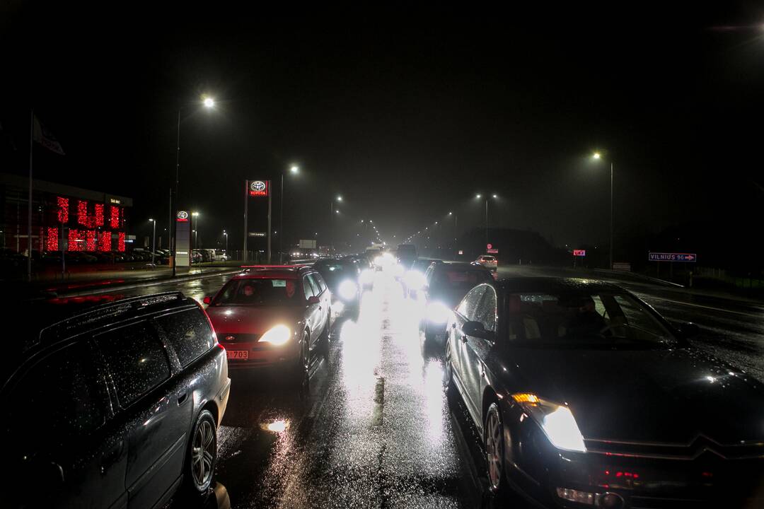 Vakare policijos patikros punktai Kaune dirba pilnu tempu
