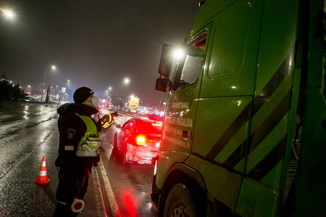 Vakare policijos patikros punktai Kaune dirba pilnu tempu