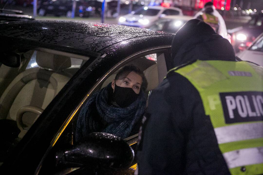 Vakare policijos patikros punktai Kaune dirba pilnu tempu