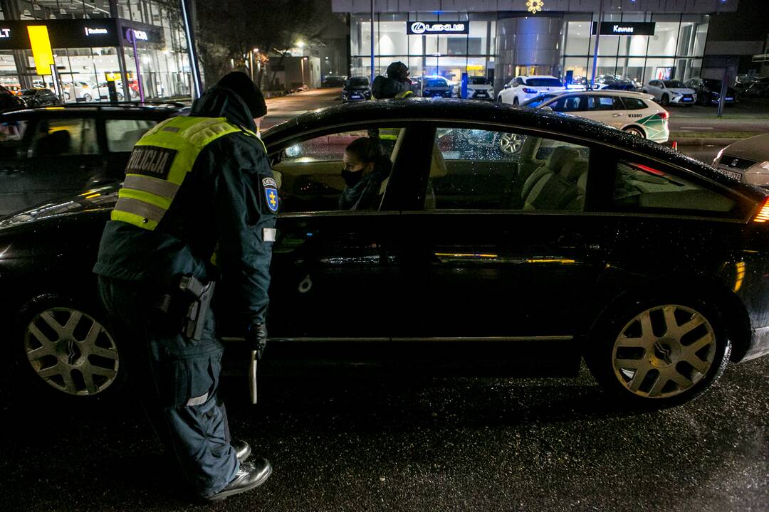 Vakare policijos patikros punktai Kaune dirba pilnu tempu