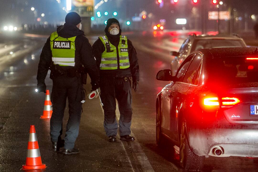 Vakare policijos patikros punktai Kaune dirba pilnu tempu