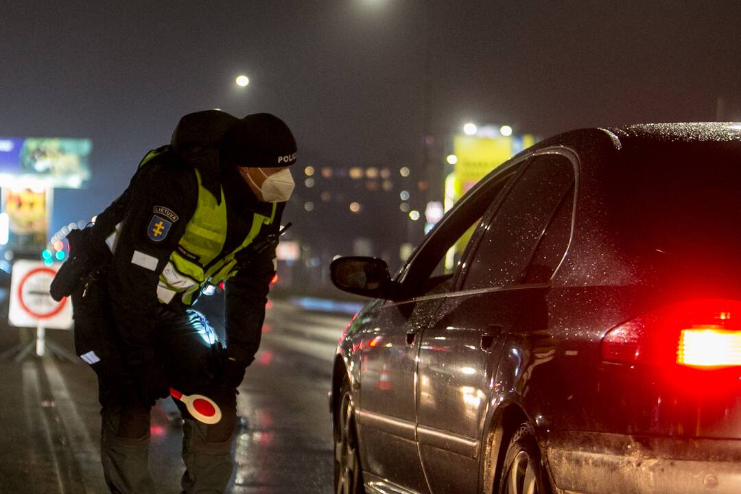 Vakare policijos patikros punktai Kaune dirba pilnu tempu