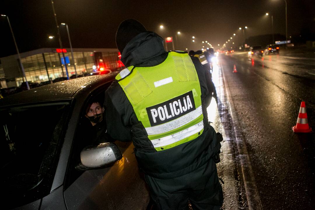Vakare policijos patikros punktai Kaune dirba pilnu tempu