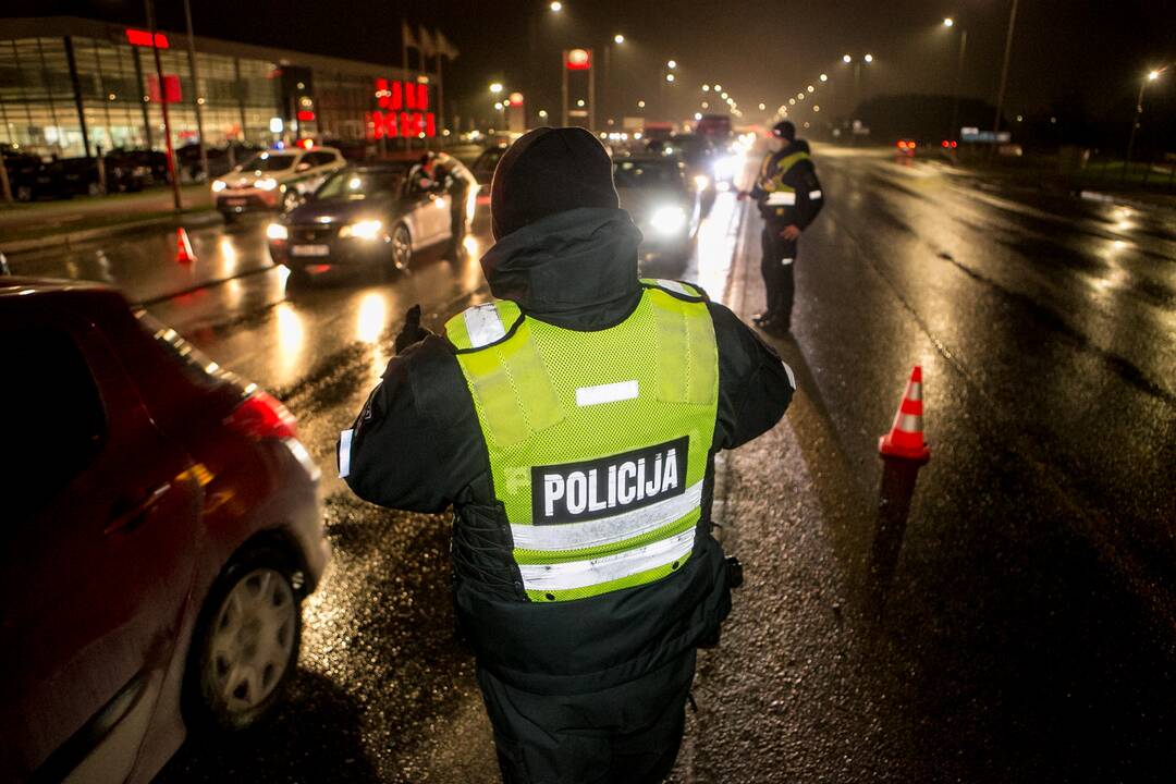 Vakare policijos patikros punktai Kaune dirba pilnu tempu