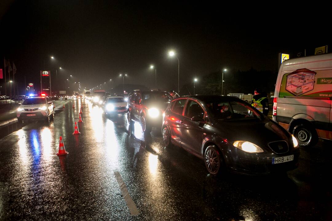 Vakare policijos patikros punktai Kaune dirba pilnu tempu
