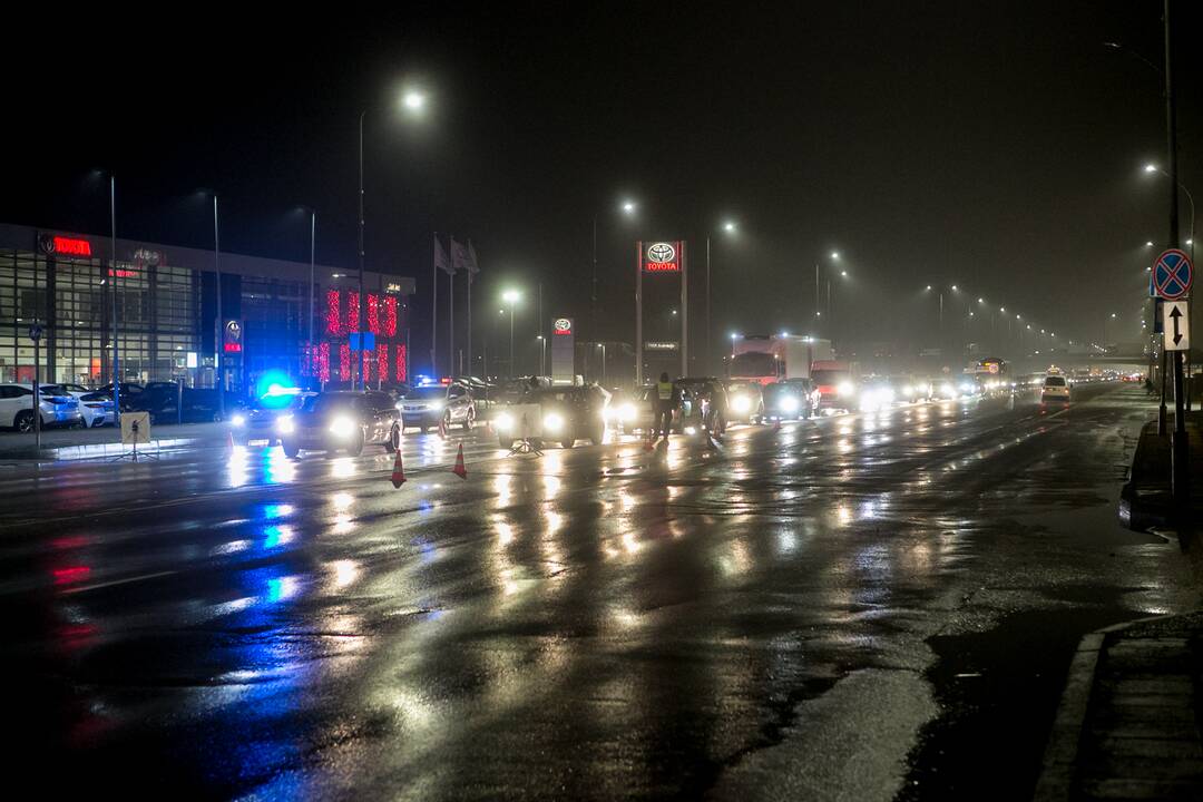 Vakare policijos patikros punktai Kaune dirba pilnu tempu