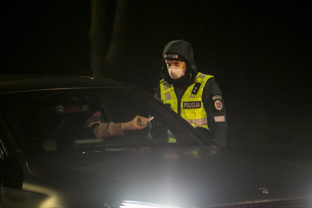 Vakare policijos patikros punktai Kaune dirba pilnu tempu