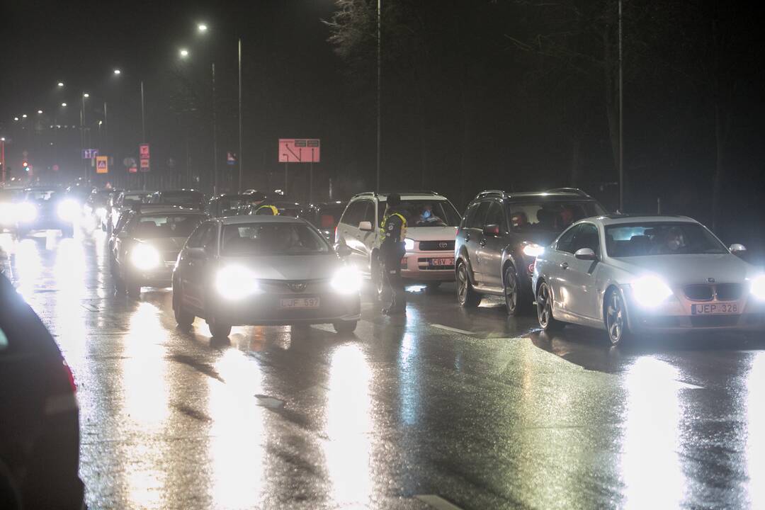 Vakare policijos patikros punktai Kaune dirba pilnu tempu