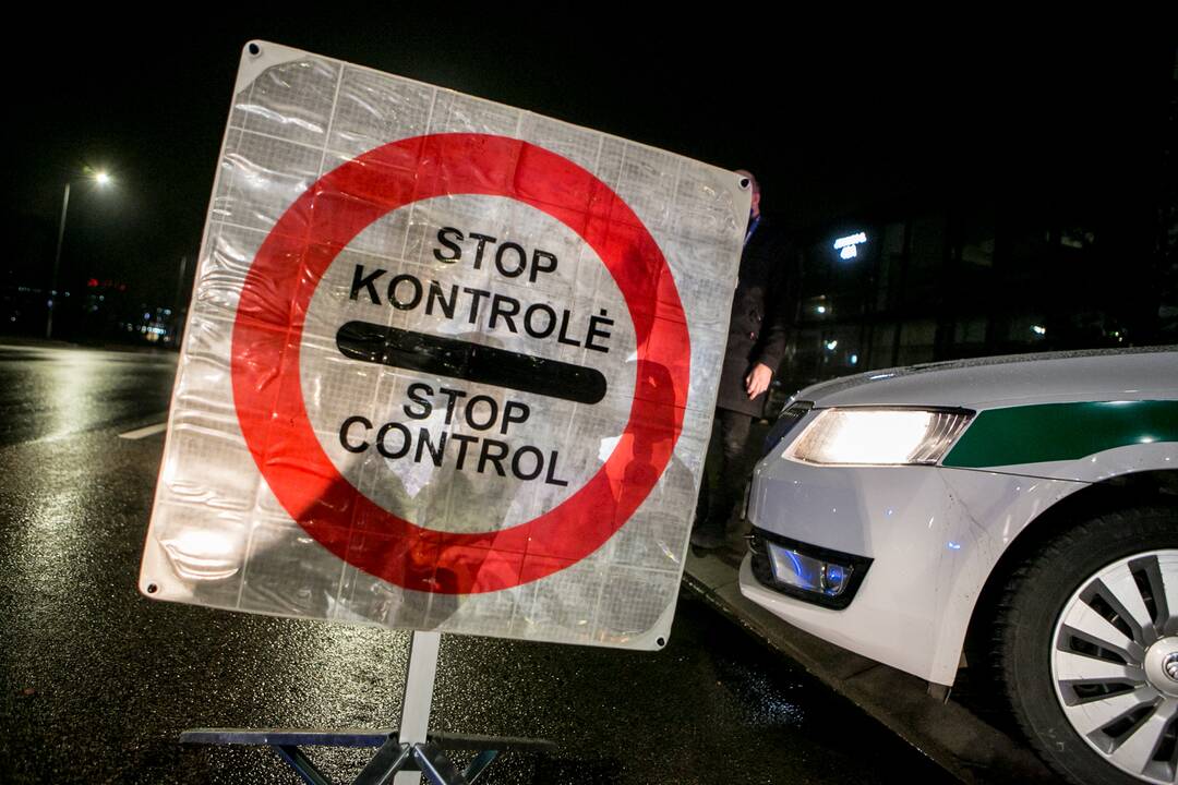 Vakare policijos patikros punktai Kaune dirba pilnu tempu