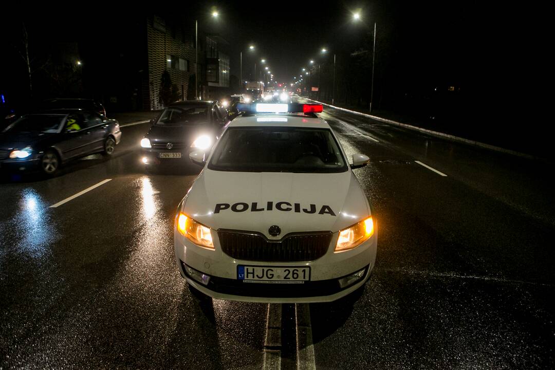 Vakare policijos patikros punktai Kaune dirba pilnu tempu