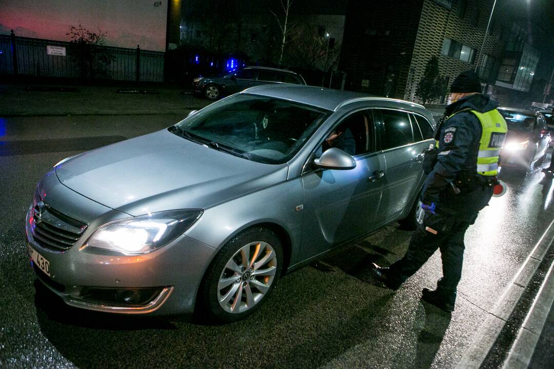 Vakare policijos patikros punktai Kaune dirba pilnu tempu