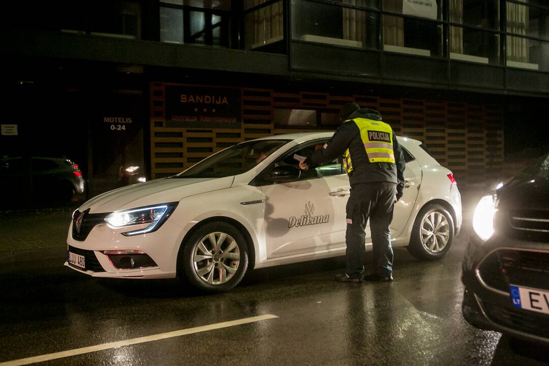 Vakare policijos patikros punktai Kaune dirba pilnu tempu