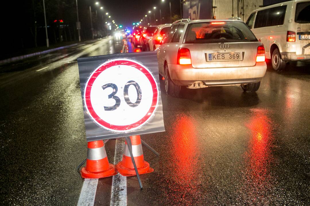 Vakare policijos patikros punktai Kaune dirba pilnu tempu