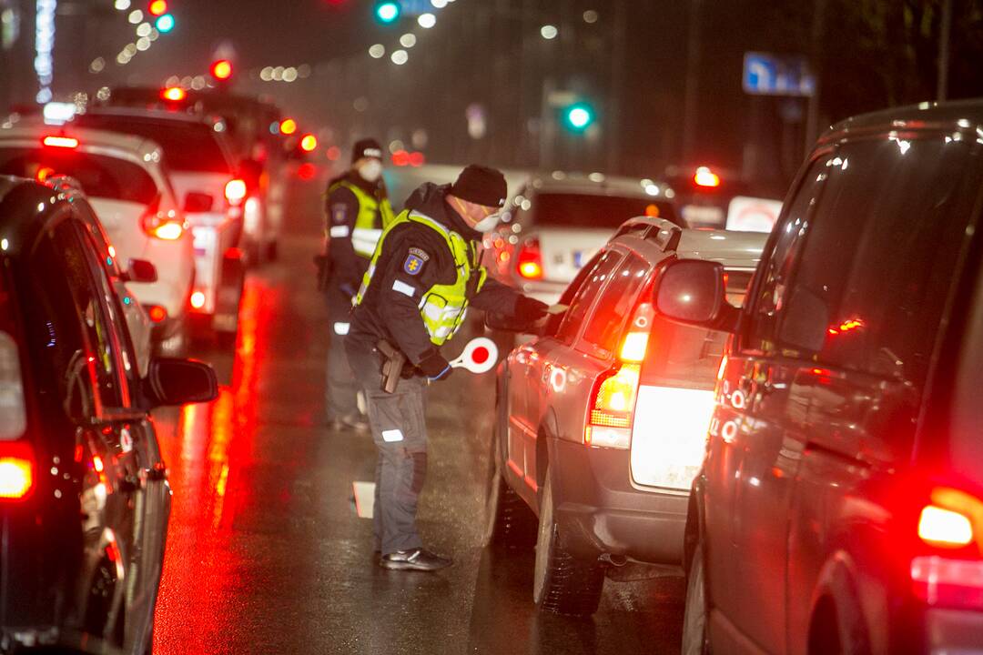 Vakare policijos patikros punktai Kaune dirba pilnu tempu