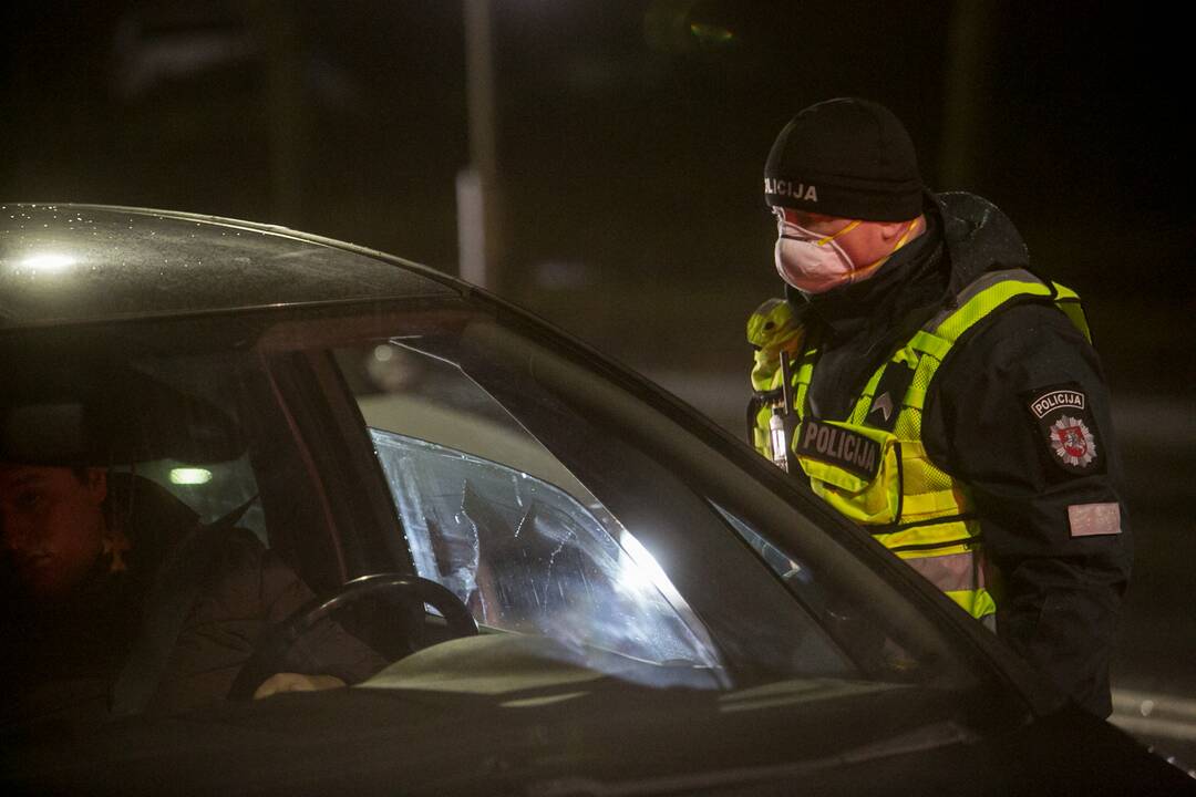 Vakare policijos patikros punktai Kaune dirba pilnu tempu