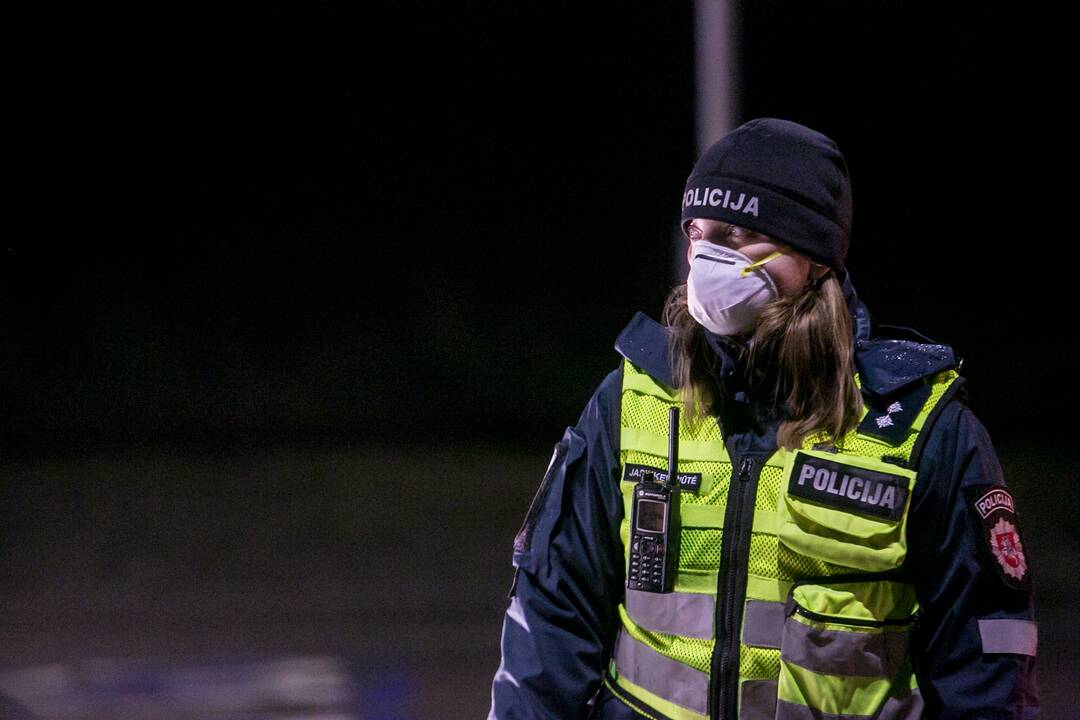 Vakare policijos patikros punktai Kaune dirba pilnu tempu