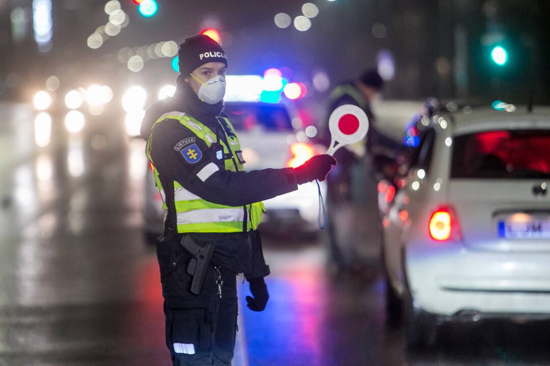 Vakare policijos patikros punktai Kaune dirba pilnu tempu