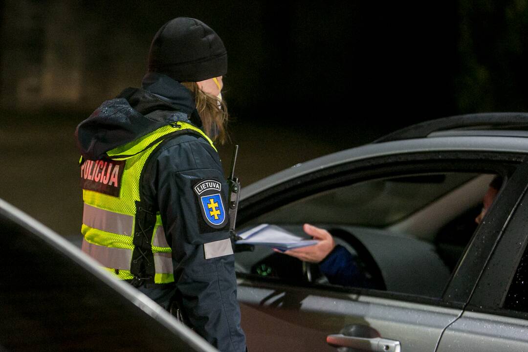 Vakare policijos patikros punktai Kaune dirba pilnu tempu